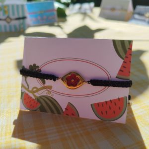 Βραχιολάκι μακραμέ μαύρο με κόκκινο λουλούδι